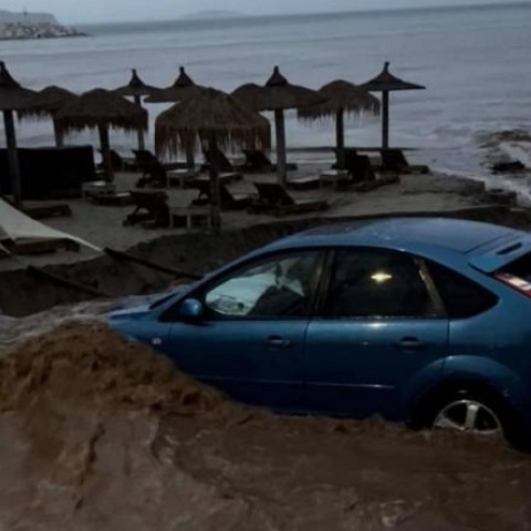  Θάσος: Πλημμύρισαν σπίτια και ξενοδοχεία, παρασύρθηκαν αυτοκίνητα