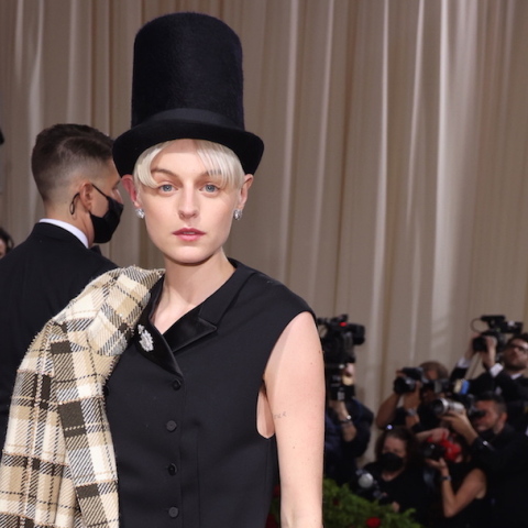 Emma Corrin: Δηλώνει non-binary, φωτογραφίζεται στο εξώφυλλο της αμερικανικής Vogue και μιλά για τη ρευστότητα του φύλου. 