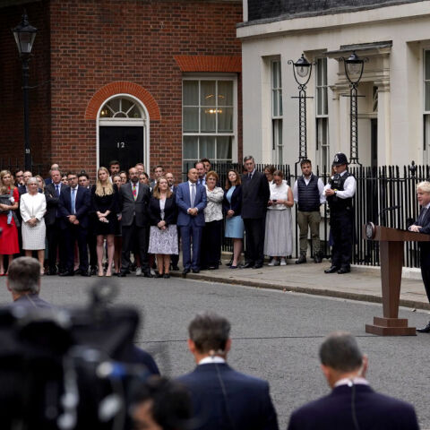 Βρετανία: Οι Συντηρητικοί επιδιώκουν να επισπεύσουν τη κούρσα διαδοχής του πρωθυπουργού Μπόρις Τζόνσον