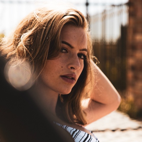 Ένα κορίτσι.