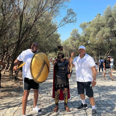 ο Μάτζικ Τζόνσον από τις αρχαιότητες -Κράτησε ασπίδα και ξίφος στην Ακρόπολη