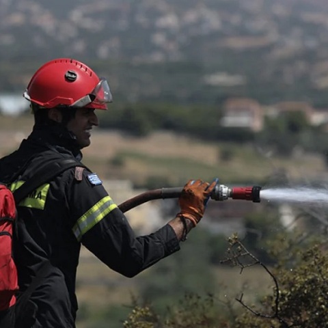Πυρκαγιά στη Λευκάδα- Επίχειρηση και από αέρος για την κατάσβεση
