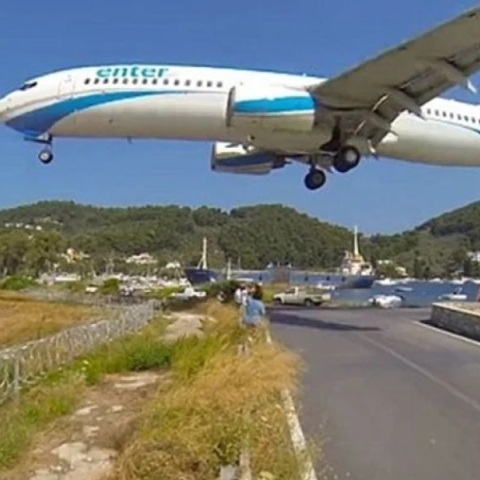 Αεροδρόμιο Σκιάθου - Αεροπλάνο