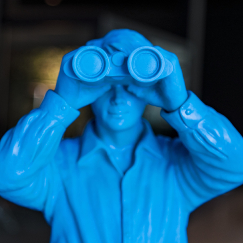 Γαλάζια φιγουρα με κυάλια