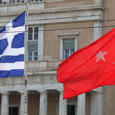 Οι σημαίες της Ελλάδας και τη Τουρκίας έξω από την ελληνική βουλή