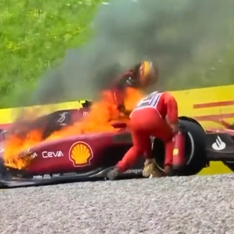 Formula 1: Τυλίχθηκε στις φλόγες η Ferrari του Κάρλος Σάινθ