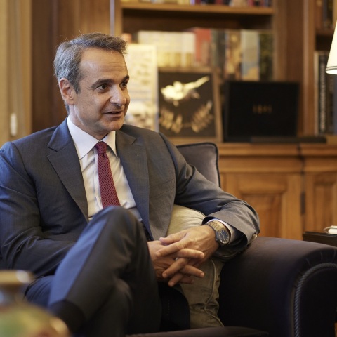 Η συζήτηση περί πρόωρων εκλογών στην Ελλάδα, οι περιπτώσεις του παρελθόντος και οι προκλήσεις για την κυβέρνηση.