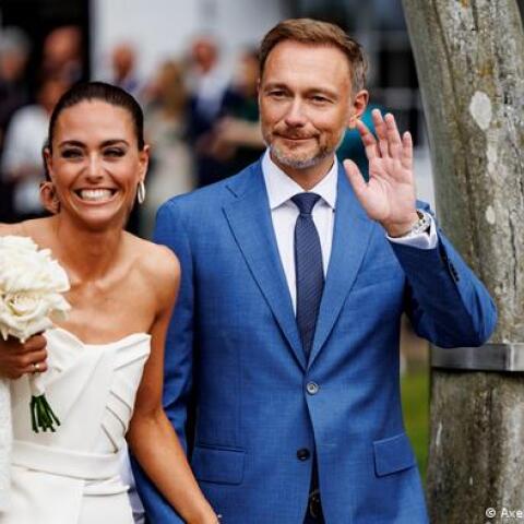 Στο κοσμικό νησί Ζιλτ ο υπουργός Οικονομικών Κρίστιαν Λίντνερ παντρεύτηκε την εκλεκτή της καρδιάς του Φράνκα Λέφελντ.