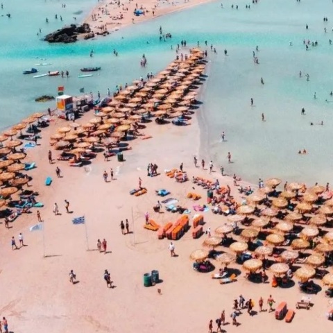 Ελαφονήσι: Τι απαντά ο δήμαρχος για τις ξαπλώστρες στην παραλία