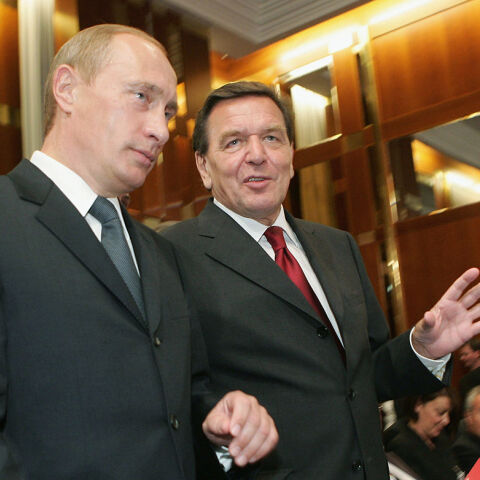 Ο πρώην καγκελάριος της Γερμανίας Γκέρχαρντ Σρέντερ «δεν θα εγκαταλείψει» τον διάλογο με τον πρόεδρο της Ρωσίας Βλαντίμιρ Πούτιν	