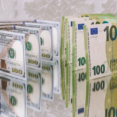 Κοντά στην απόλυτη ισοτιμία ευρώ και δολάριο μετά από 20 χρόνια