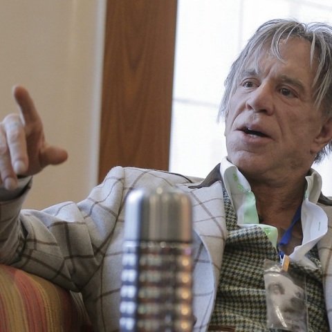 Μίκι Ρουρκ δίπλα στον Τζόνι Ντεπ - «Παραλίγο να χάσει τη ζωή του από μια χρυσοθήρα»