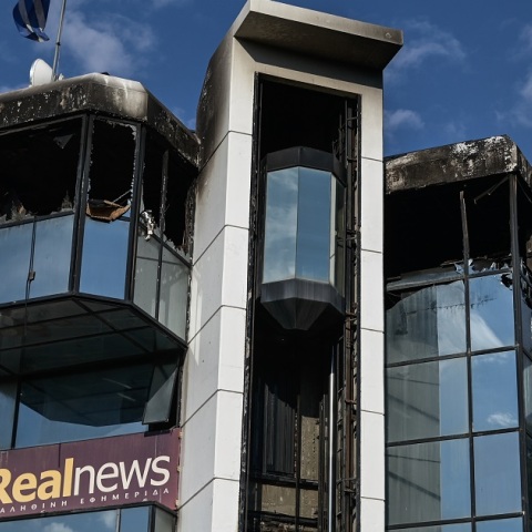 Με αναπνευστικά προβλήματα ηχολήπτρια από την εμπρηστική επίθεση στα γραφεία του Real FM