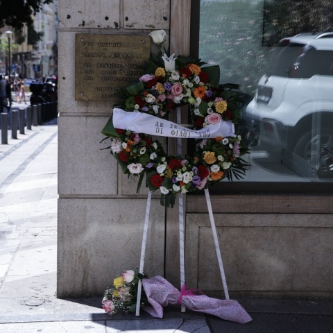 ΣΤΕΦΑΝΙ ΚΑΙ ΛΟΥΛΟΥΔΙΑ ΣΤΟ ΣΗΜΕΙΟ ΠΟΥ ΕΠΕΣΕ ΝΕΚΡΟΣ Ο ΘΑΝΟΣ ΑΞΑΡΛΙΑΝ (ΑΝΑΣΤΑΣΗΣ ΝΑΡΕΚΙΑΝ/EUROKINISSI)