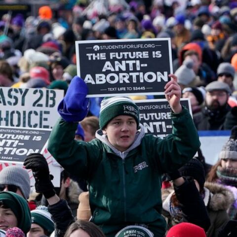 ΗΠΑ: Με διώξεις απειλείται η γυναικολόγος που βοήθησε μια 10χρονη να κάνει άμβλωση στην Ιντιάνα	