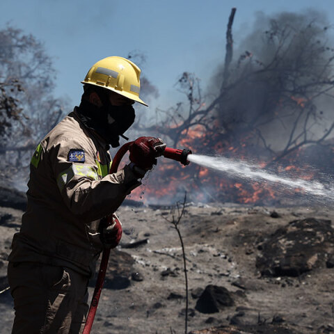 Φωτιά – Κρήτη: Εστάλη 112 για προληπτική εκκένωση του χωριού Μέλαμπες