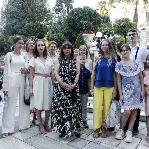 Η ΠτΔ ΚΑΤΕΡΙΝΑ ΣΑΚΕΛΛΑΡΟΠΟΥΛΟΥ ΣΤΟΝ ΚΗΠΟ ΤΟΥ ΠΡΟΕΔΡΙΚΟΥ ΜΕΓΑΡΟΥ ΜΕ ΟΥΚΡΑΝΟΥΣ ΠΟΛΙΤΕΣ ΠΟΥ ΦΙΛΟΞΕΝΟΥΝΤΑΙ ΣΤΗΝ ΕΛΛΑΔΑ (ΣΩΤΗΡΗΣ ΔΗΜΗΤΡΟΠΟΥΛΟΣ/EUROKINISSI)