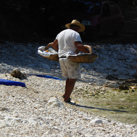 Πλανόδιος πωλητής σε παραλία
