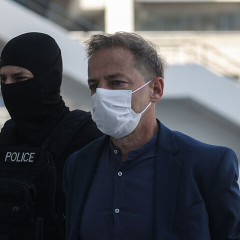 Ο Δημήτρης Λιγνάδης αφέθηκε ελεύθερος παρόλο που κρίθηκε ένοχος για δύο βιασμούς ανηλίκων