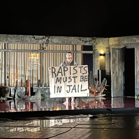 Το πανό για τον Δημήτρη Λιγνάδη στο Διεθνές Φεστιβάλ Χορού Καλαμάτας