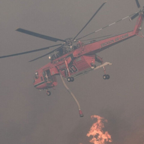 Ελικόπτερο της Πυροσβεστικής ρίχνει νερό σε φωτιά
