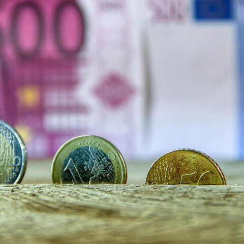 Ο πληθωρισμός πιέζει τις οικονομίες στην Ευρώπη