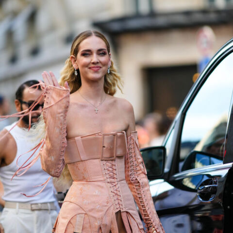 Κιάρα Φεράνι: Ποζάρει ημίγυμνη στο Σαν Τροπέ