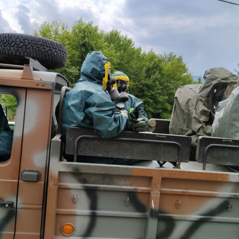 Πυροτεχνουργοί του στρατού μεταβαίνουν στο σημείο που συνετρίβη το αεροσκάφος Antonov κοντά στην Καβάλα