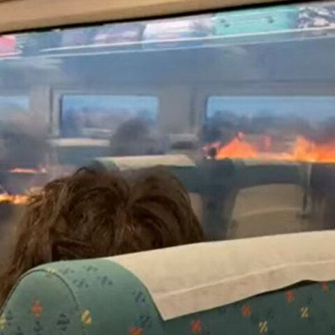 Οι φλόγες από τη δασική πυρκαγιά πολύ κοντά σε τρένο στην Ισπανία