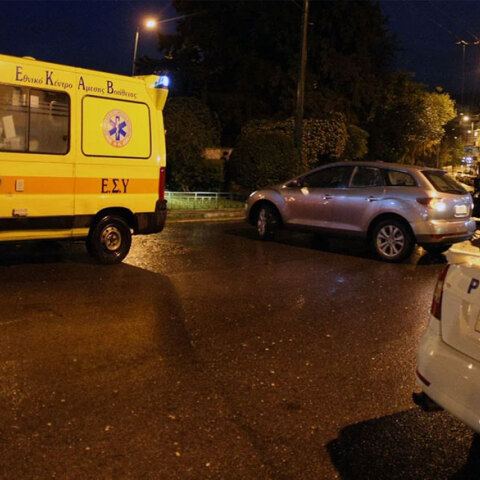 Τροχαίο στο Παγκράτι με έναν τραυματισμένο ποδηλάτη