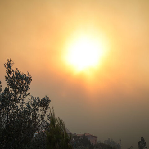 Χάθηκε ο ήλιος από τη φωτιά στην Πεντέλη