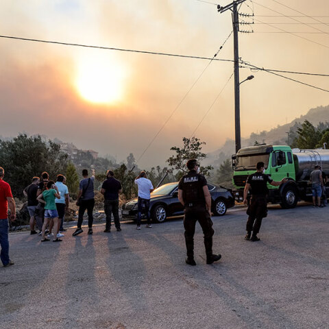 Σκοτείνιασε ο ουρανός στην Πεντέλη από τη φωτιά