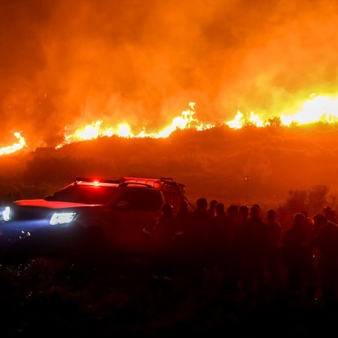 Φωτιά στην Πεντέλη: Στη μάχη και οι Ένοπλες Δυνάμεις