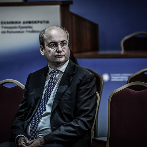 Ο Κωστής Χατζηδάκης παρουσίασε το πρόγραμμα επαγγελματικής κατάρτισης 80.000 ανέργων