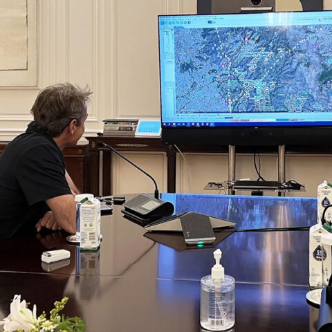 Ο πρωθυπουργός Κυριάκος Μητσοτάκης ενημερώνεται διαρκώς για τη φωτιά στην Πεντέλη