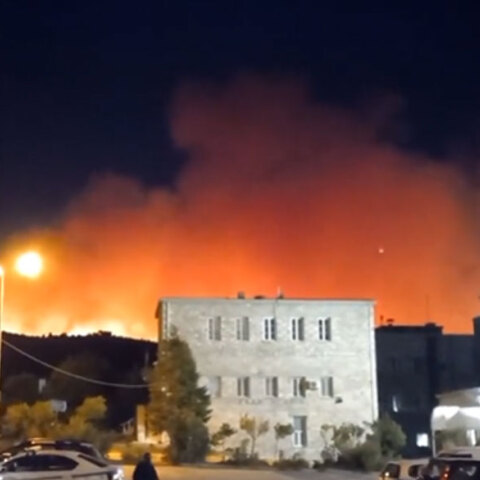 Οι φλόγες από τη φωτιά στην Πεντέλη κατεβαίνουν προς το νοσοκομείο Παίδων