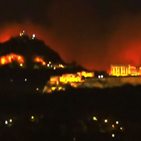 Ακρόπολη και Λυκαβηττός στο «κόκκινο», καθώς η φωτιά στην Πεντέλη συνεχίζει να καίει