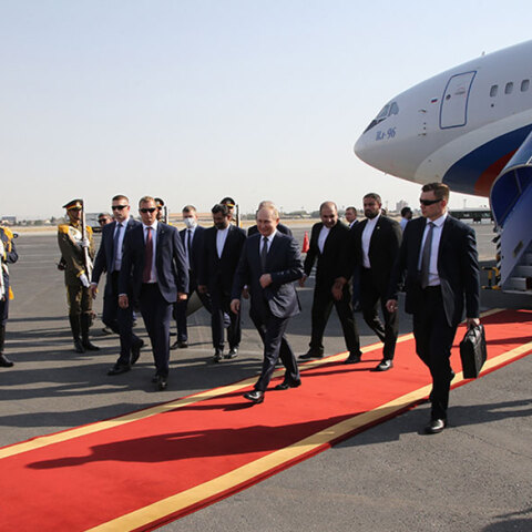 Ο Πούτιν στην Τεχεράνη κατέβηκε από το αεροπλάνο και άρχισε να κουτσαίνει