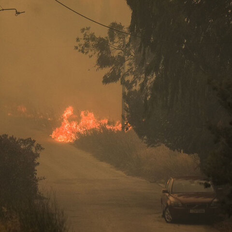Η πυρκαγιά στην Πεντέλη συνεχίζει το καταστροφικό της έργο
