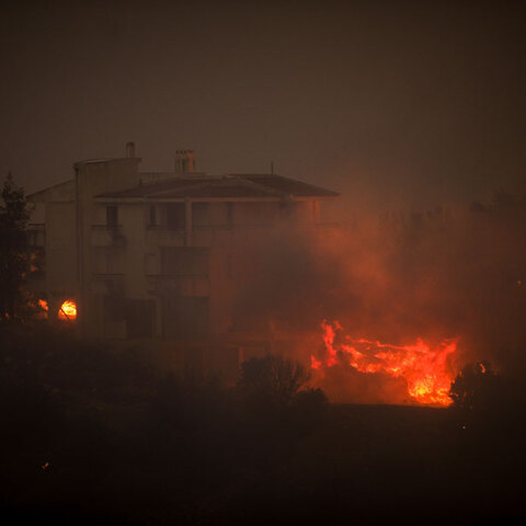 Κάηκαν σπίτια στο Ντράφι - Δύσκολη νύχτα με τη φωτιά στην Πεντέλη