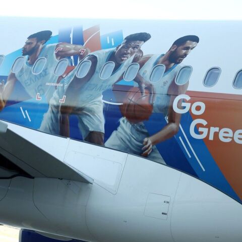 Εθνική Μπάσκετ: Αεροσκάφος της Aegean Airlines ντύθηκαν με τις φιγούρες του Γιάννη Αντετοκούνμπο και των υπόλοιπων διεθνών