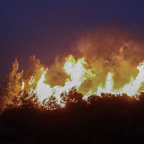 Η φωτιά στην Πεντέλη καίει ανεξέλεγκτη και κατευθύνεται προς Γέρακα