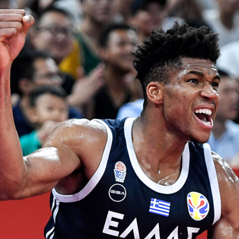 Ο Γιάννης Αντετοκούνμπο με τη φανέλα της Εθνικής Ελλάδος