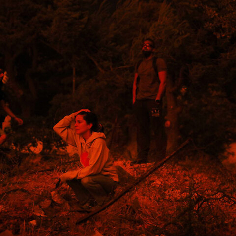 Κάτοικοι σε απόγνωση καθώς η φωτιά στην Πεντέλη καίει ανεξέλεγκτη