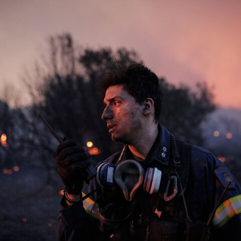 Φωτιά στην Πεντέλη: Πυροσβέστες μάχονται με αυτοθυσία τις φλόγες