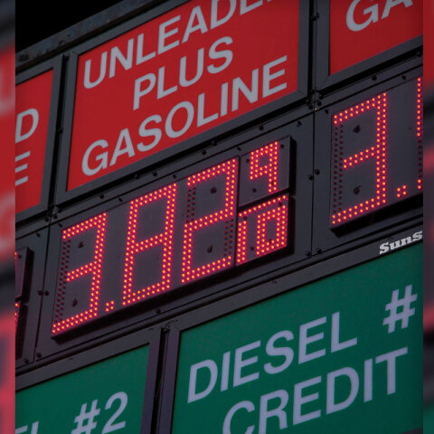 Πινακίδες με τιμές βενζίνης