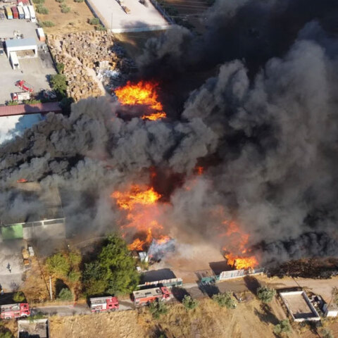 Στις φλόγες η αποθήκη με παλέτες στον Ασπρόπυργο