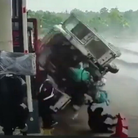 Τρομακτικό τροχαίο με ασθενοφόρο στην Ινδία