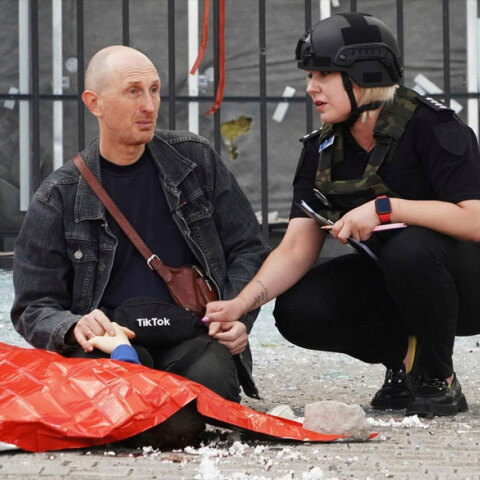 Ο πατέρας στην Ουκρανία που κρατά το χέρι του νεκρού γιου του στη μέση του δρόμου