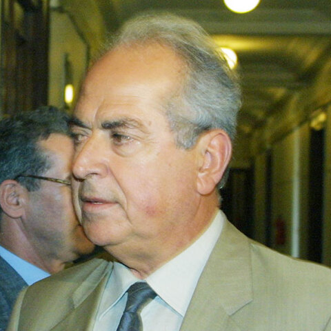 Ο Δημήτρης Αποστολάκης διετέλεσε υφυπουργός Εθνικής Άμυνας στην κυβέρνηση του ΠΑΣΟΚ